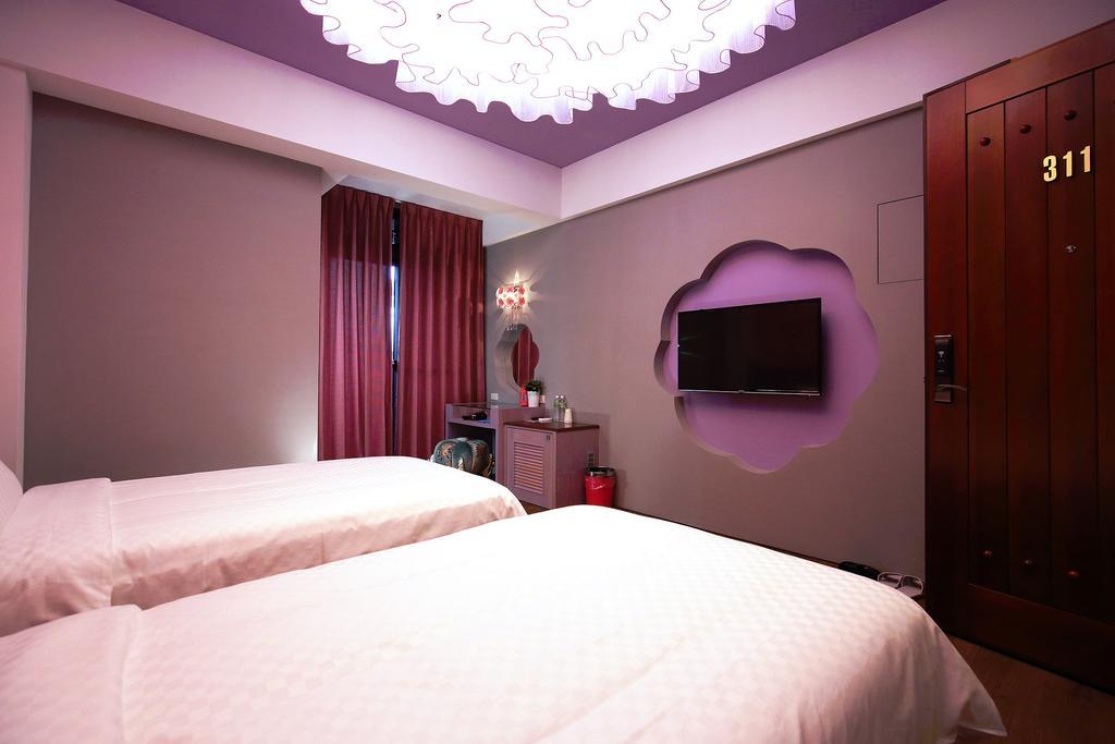 Buckingham Palace B&B Beipu Bagian luar foto